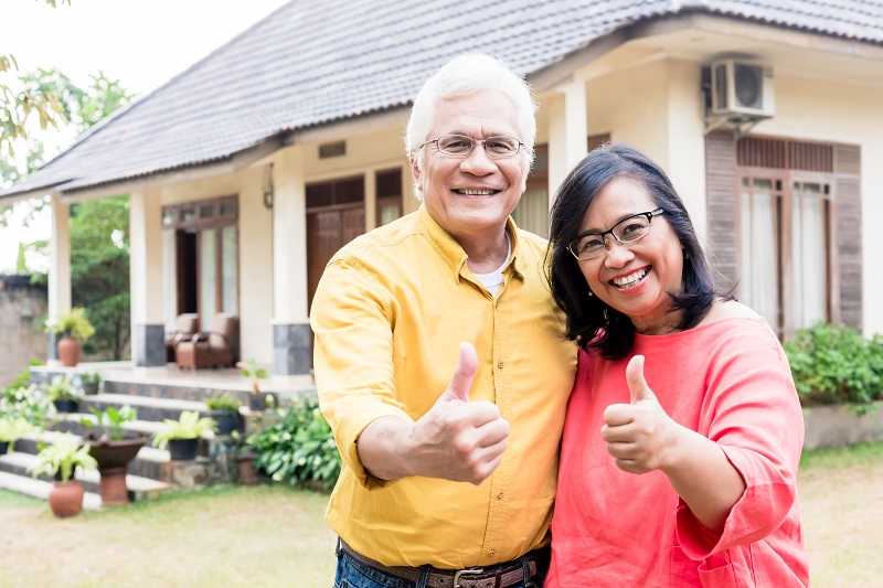 elderly-couple-showing-thumbs-up Old couple happy together
